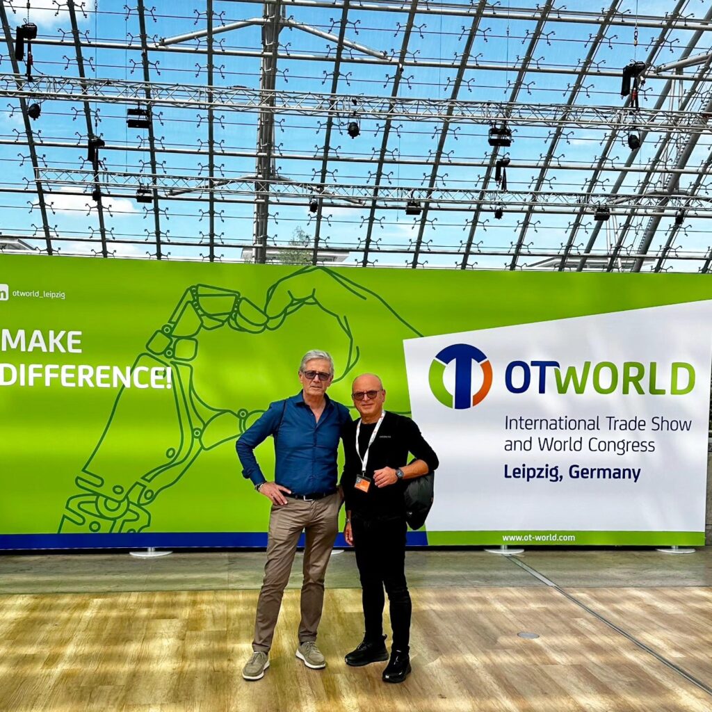 I titolari di Orthogea alla fiera di ortoprotesica a Lipsia davanti allo stand OTWorld