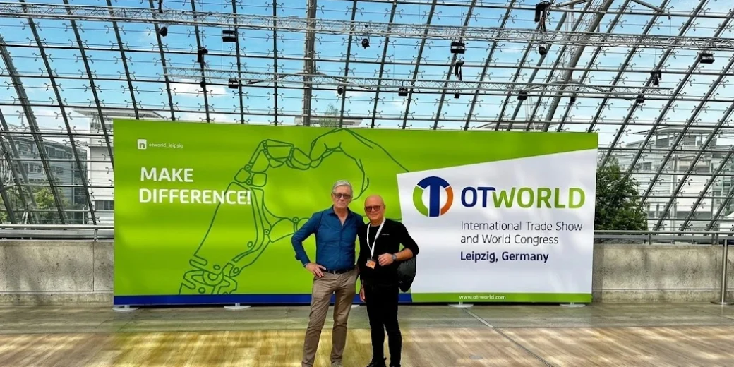 I titolari di Orthogea alla fiera di ortoprotesica a Lipsia davanti allo stand OTWorld